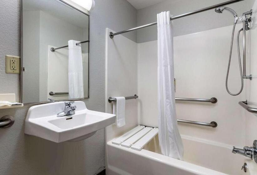 Standard Room Adapted for people with reduced mobility, Mainstay Suites Emporia