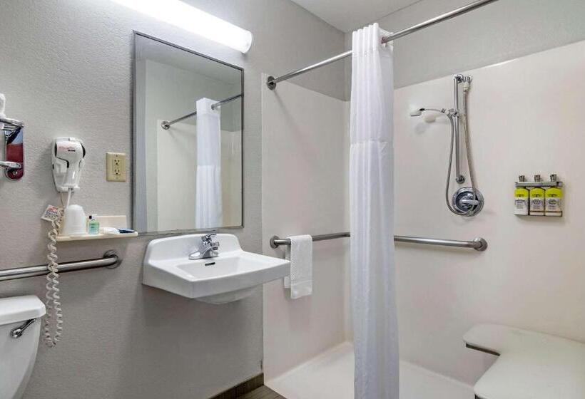 Standard Room Adapted for people with reduced mobility, Mainstay Suites Emporia