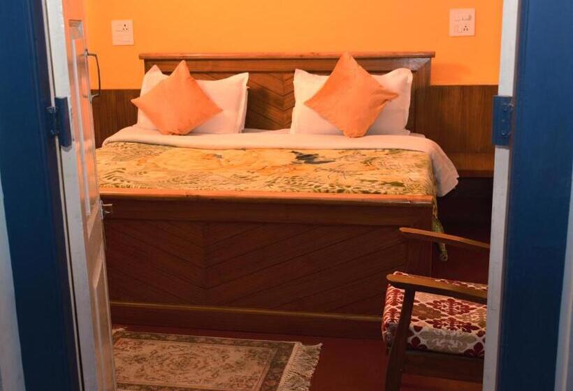 اتاق خانوادگی, Solan Retreat