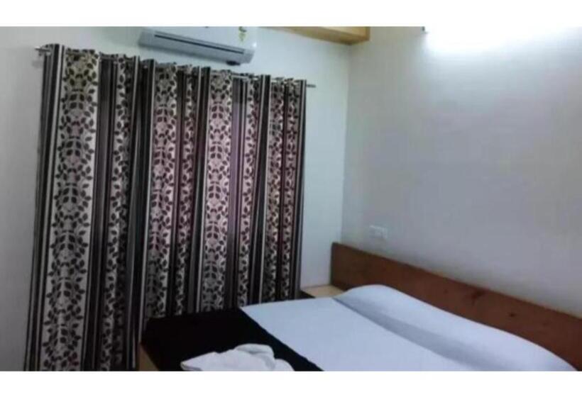 اتاق لوکس با تخت بزرگ, Wonderful Stay At The Mall Road