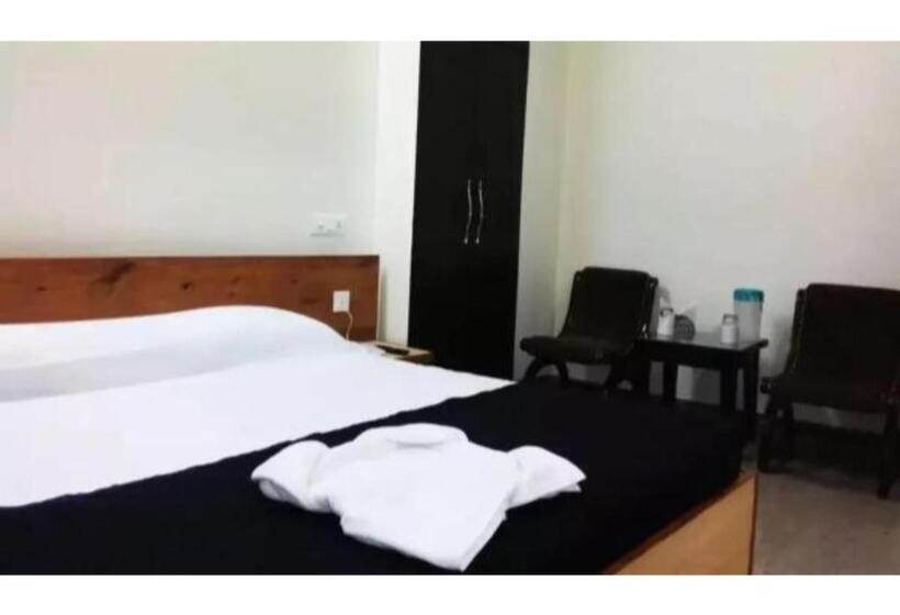 اتاق لوکس, Wonderful Stay At The Mall Road