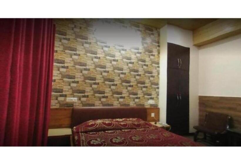 اتاق لوکس, Wonderful Stay At The Mall Road