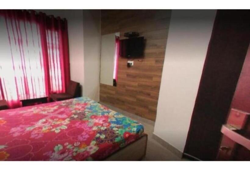 اتاق لوکس, Wonderful Stay At The Mall Road