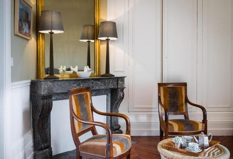 سوئیت با تخت بزرگ, Château Des Grotteaux