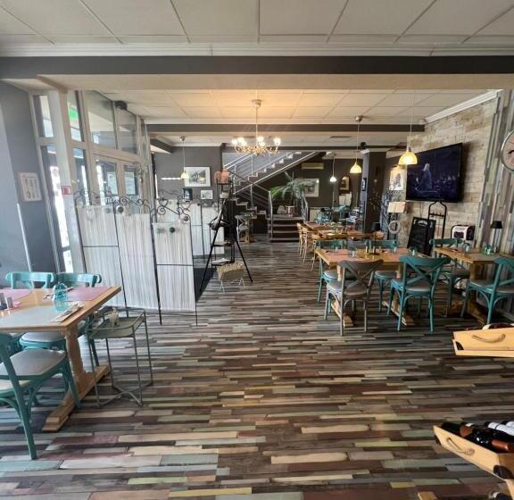 اتاق لوکس با بالکن, Artmotel & Bistro