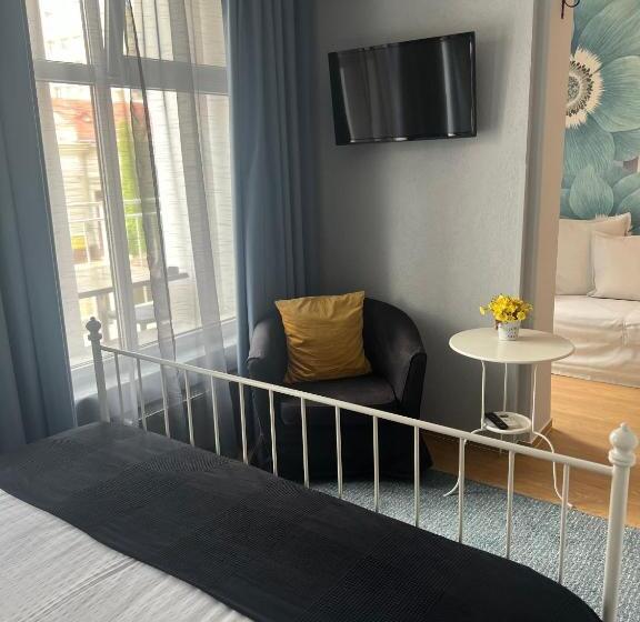 سوئیت با بالکن, Artmotel & Bistro