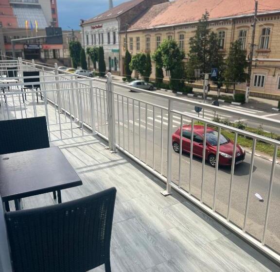 سوئیت با بالکن, Artmotel & Bistro