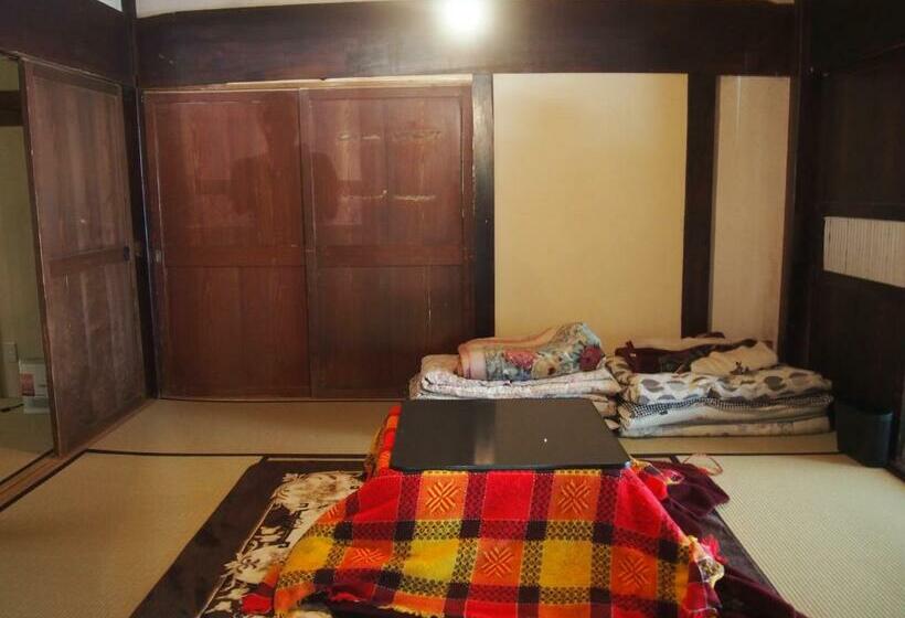 اتاق خانوادگی با سرویس بهداشتی مشترک, Furuki