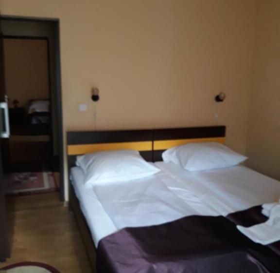 2 Bedroom Suite with Balcony, Pensiunea Alpin
