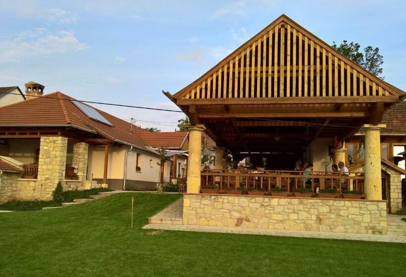اتاق استاندارد سه نفره, Zsirai Guest House