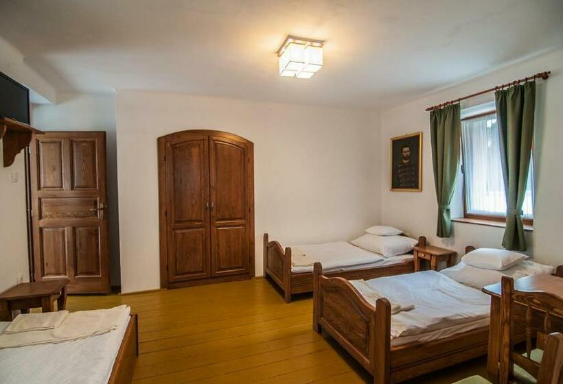 اتاق استاندارد سه نفره, Zsirai Guest House