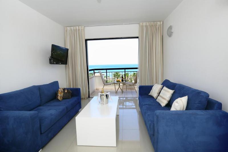 سوییت با چشم‌انداز دریا, Anastasia Beach Hotel
