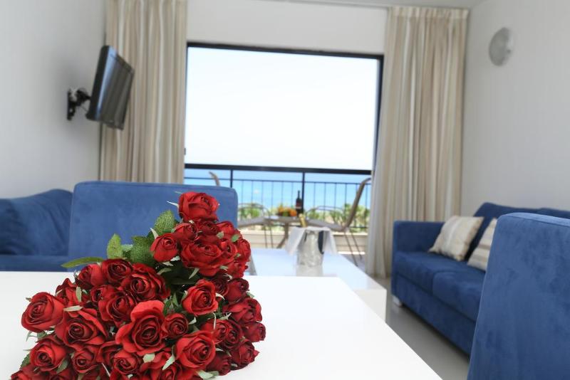 سوییت با چشم‌انداز دریا, Anastasia Beach Hotel