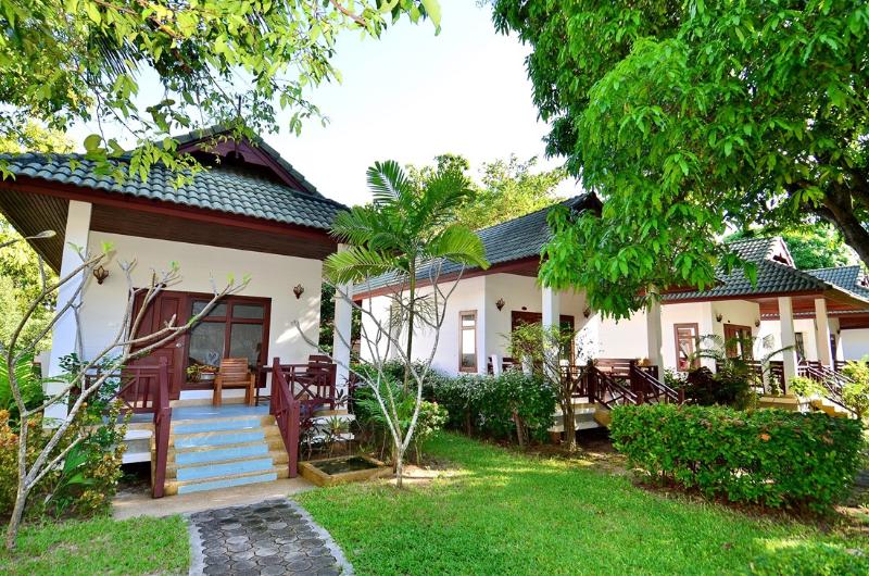 اتاق استاندارد, First Bungalow Beach Resort