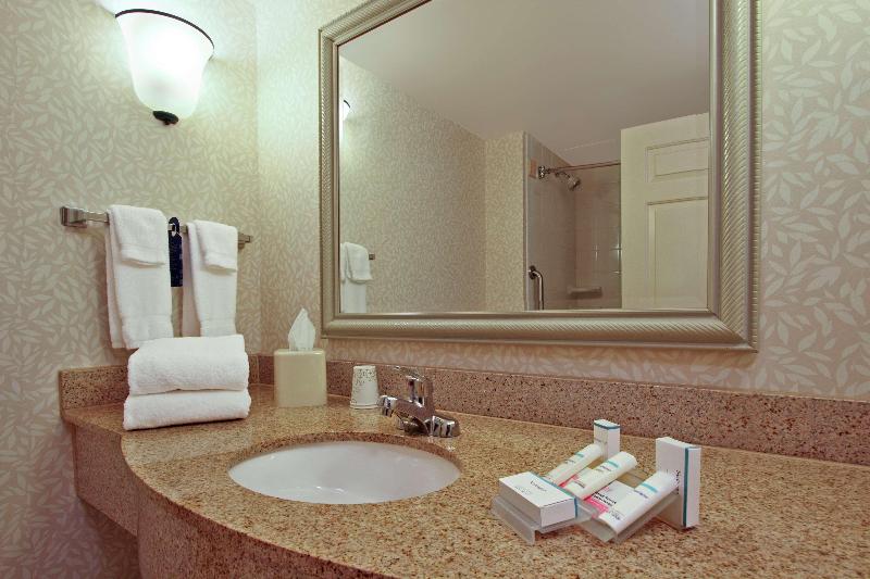 اتاق لوکس, First Bungalow Beach Resort