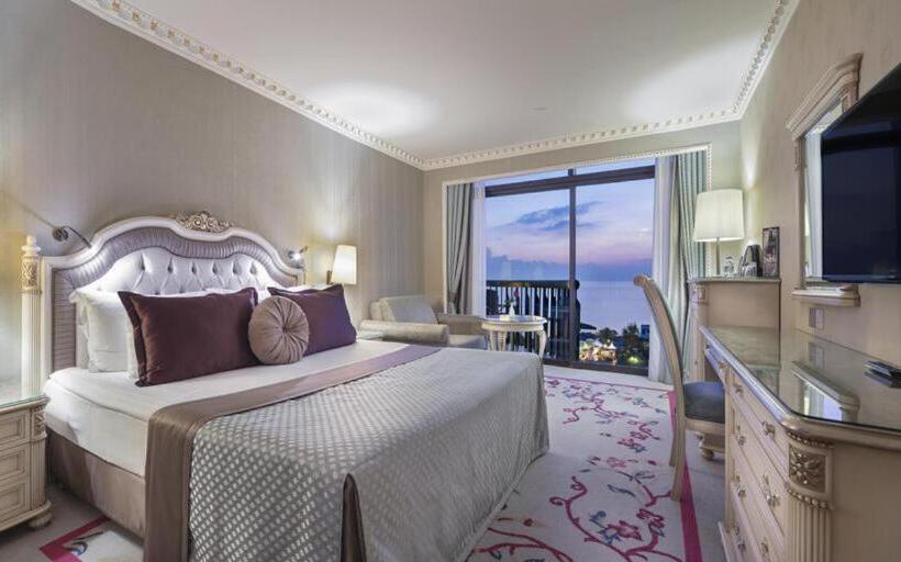 اتاق ساده سه‌ نفره, Merit Crystal Cove Hotel Casino & Spa