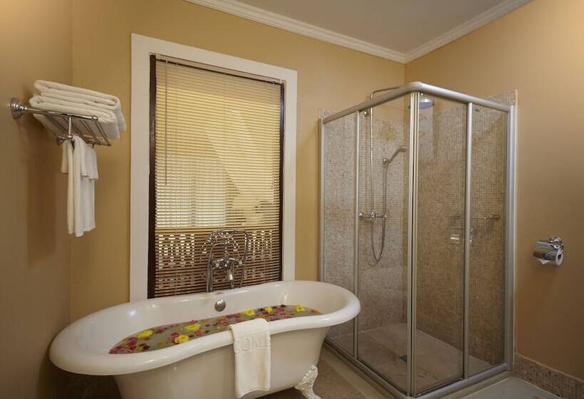سوئیت رویال, Santi Resort & Spa