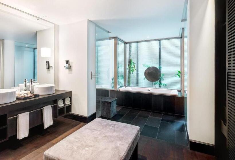 سوییت جونیور با چشم‌انداز استخر, Twinpalms Surin Phuket Resort