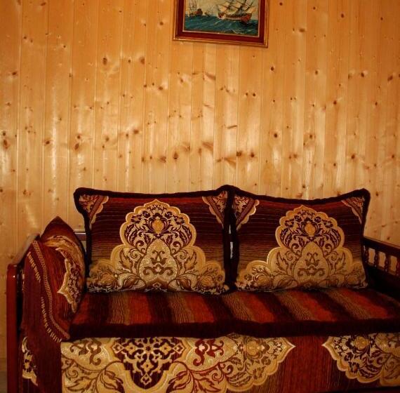 اتاق خانوادگی, B&b Café De La Poste