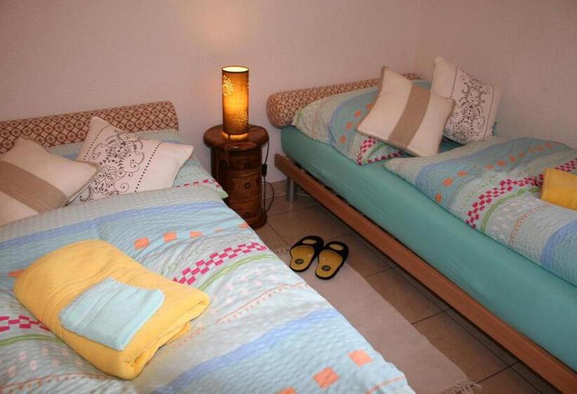 اتاق خانوادگی, B&b Café De La Poste