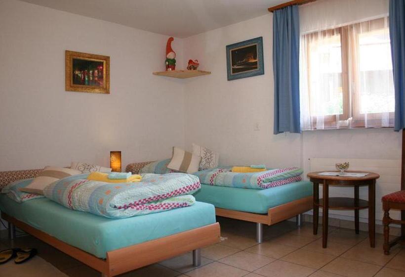 اتاق خانوادگی, B&b Café De La Poste