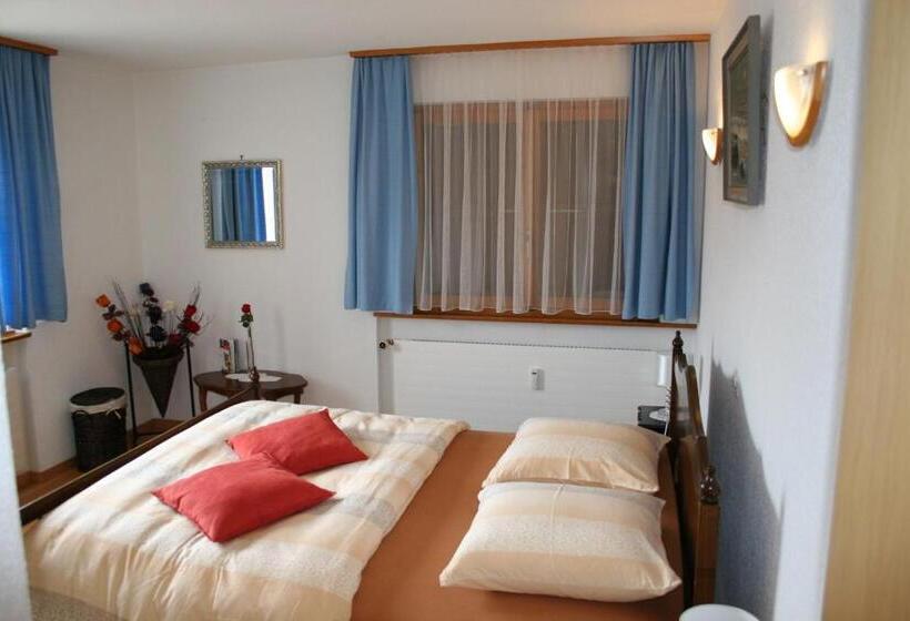 اتاق خانوادگی, B&b Café De La Poste