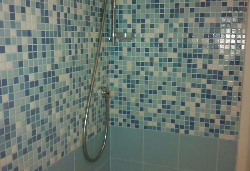 اتاق استاندارد سه تخته با سرویس بهداشتی مشترک, B&b In Centro