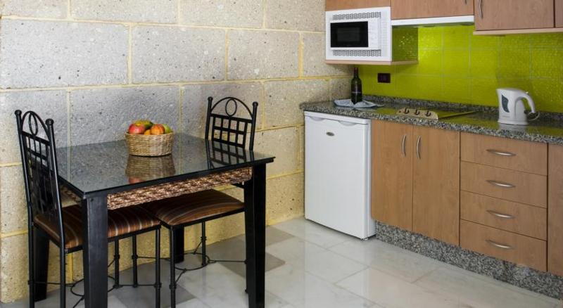 استودیوی استاندارد, Apartamentos Piramides
