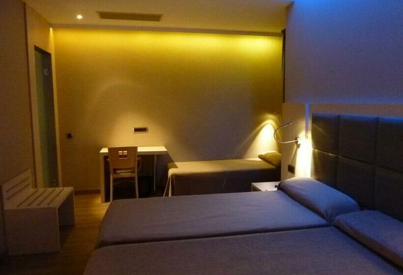 اتاق استاندارد سه نفره, Barcelona House