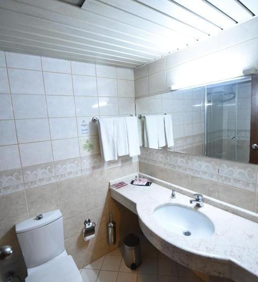 اتاق استاندارد سه نفره, Asal