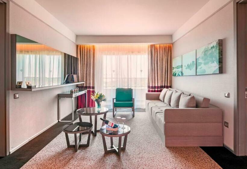 سوییت سوپریور با چشم‌انداز دریا, Rixos Premium Belek, The Land of Legends Access