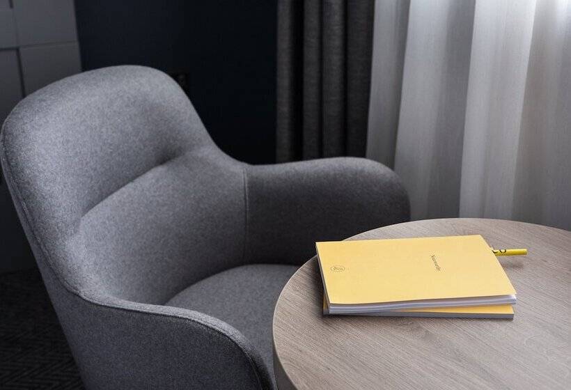 חדר סטנדרט מותאם לאדם עם מוגבלויות, Voco St. Johns Solihull, An Ihg