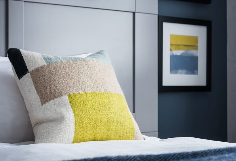 חדר סטנדרט מותאם לאדם עם מוגבלויות, Voco St. Johns Solihull, An Ihg