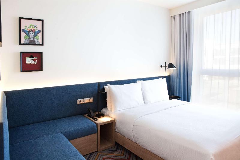 اتاق استاندارد با تخت دو نفره بزرگ, Hampton By Hilton Munich Airport South