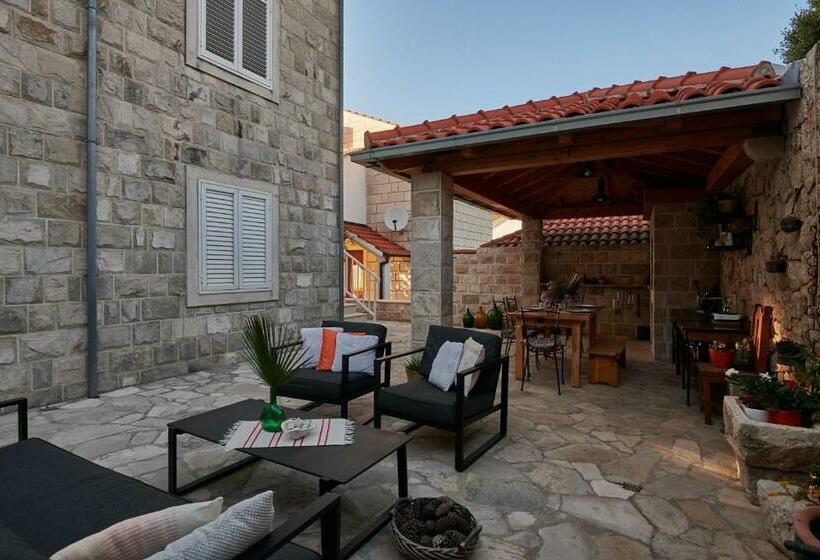 Comfort studio with sea view, Apartments Micika