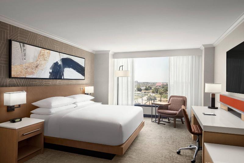 اتاق استاندارد با تخت بزرگ, Delta Hotels By Marriott Anaheim Garden Grove