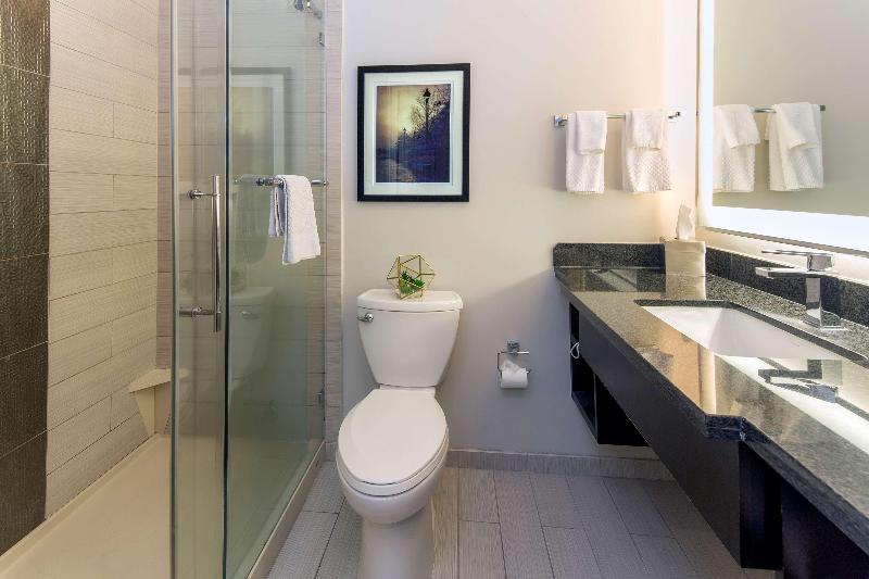 اتاق استاندارد با تخت بزرگ, Doubletree By Hilton Hotel Savannah Historic District