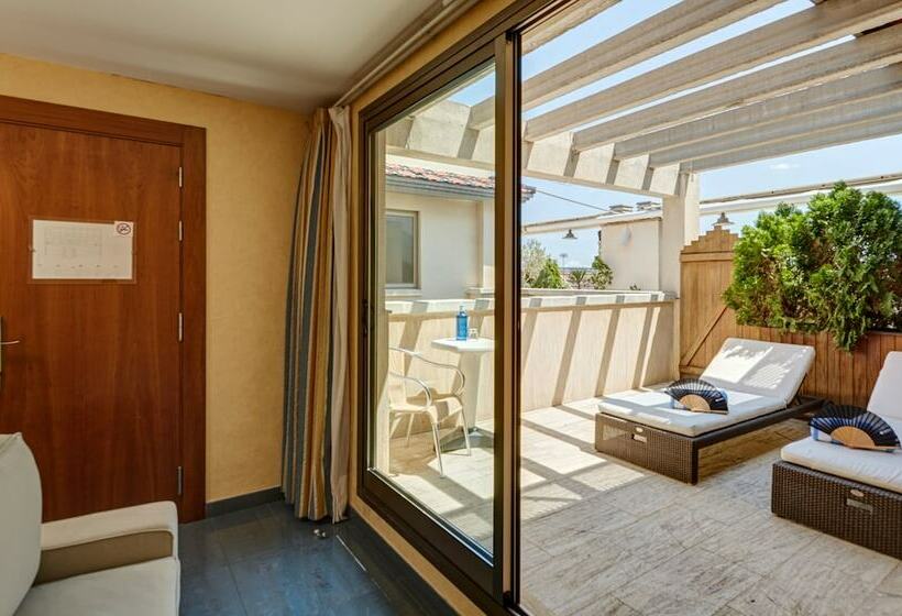 اتاق سوپریور با چشم‌انداز استخر, Sercotel Kalma Sitges