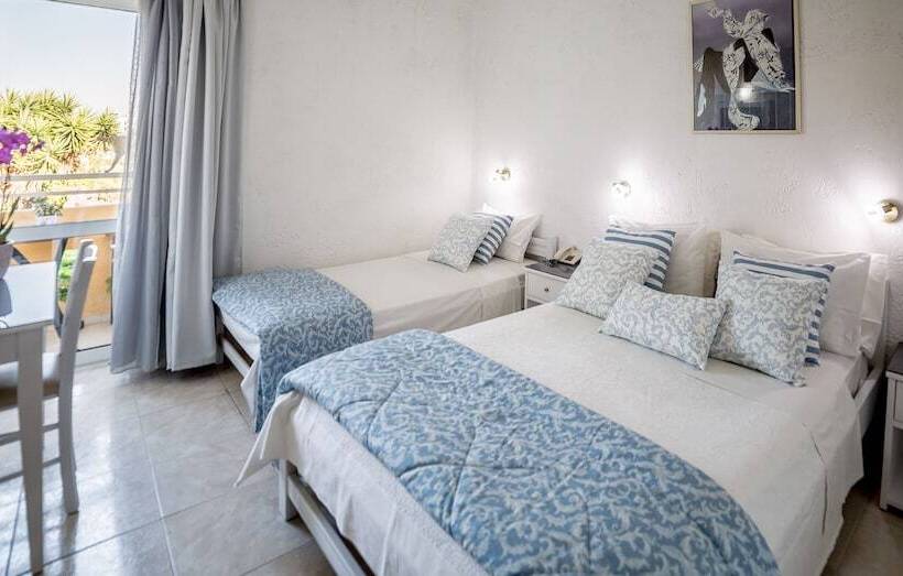 اتاق استاندارد سه نفره, Roxani