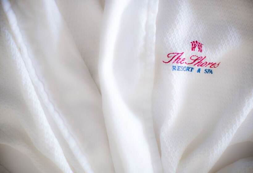 کابین, The Shores Resort & Spa