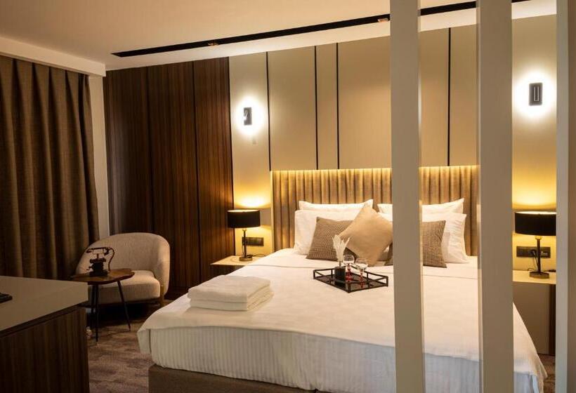 اتاق لوکس سه تخته, Monalisa Hotels Kuşadasi