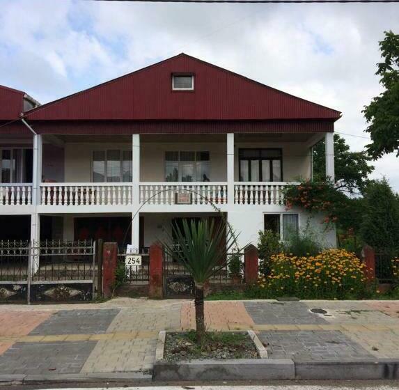 اتاق راحتی سه تخته, Natia Guest House