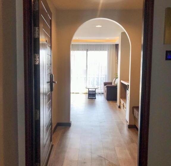جناح إدارى, De Sripoom  Sha Extra Plus