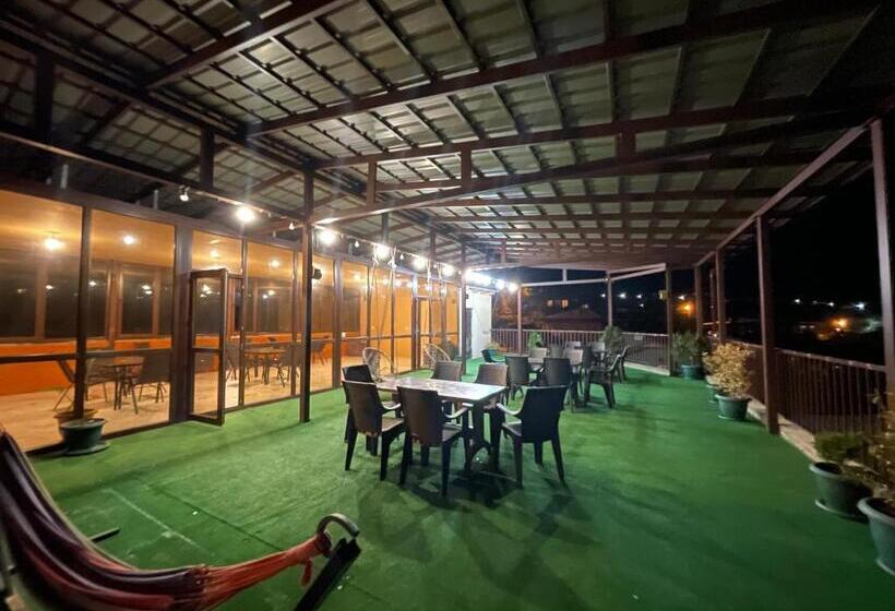 اتاق کلاسیک سه تخته, Guest House Royal Comfort With Terrace