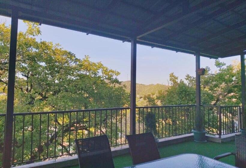 اتاق کلاسیک سه تخته, Guest House Royal Comfort With Terrace