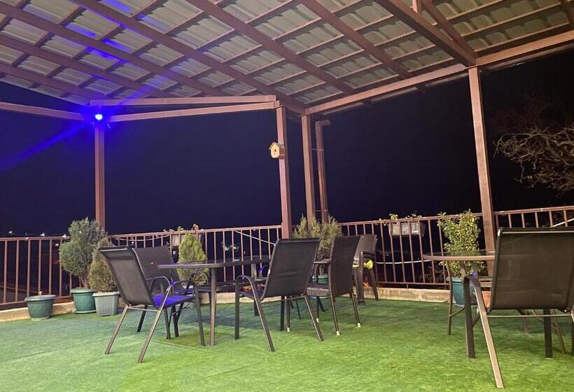 اتاق کلاسیک سه تخته, Guest House Royal Comfort With Terrace