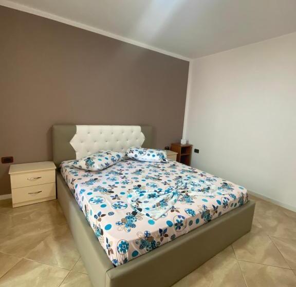 اتاق استاندارد با سرویس بهداشتی مشترک, Neo Apartments