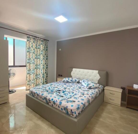اتاق استاندارد با سرویس بهداشتی مشترک, Neo Apartments