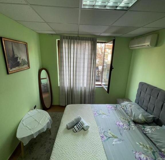 اتاق استاندارد با سرویس بهداشتی مشترک, Neo Apartments