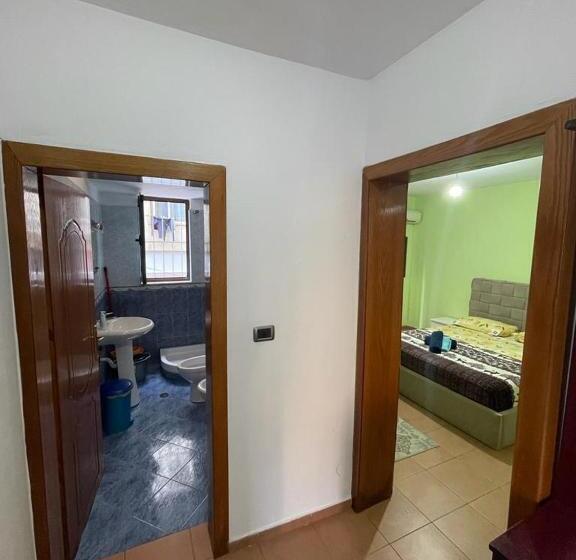 اتاق استاندارد با سرویس بهداشتی مشترک, Neo Apartments